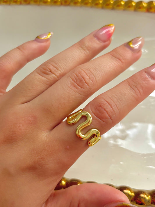 “Curves Ring”